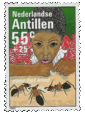 Logotipo del área: sello de niña antillana observando hormigas
